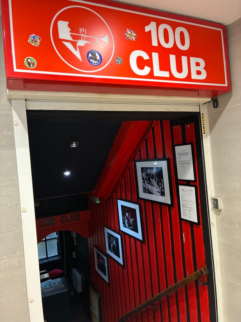Ingresso del 100 Club a Londra, fotografato di sera